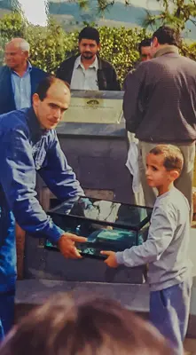 Reverendo Dirceu Alves e Murilo Vassão segurando a urna que continha a relação dos presentes no evento