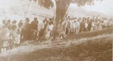 Frequentadores do Instituto Bíblico subindo a rampa de acesso ao templo para o momento do ofertório. A imagem captura a dedicação dos participantes durante os encontros anuais.