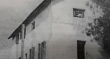 Foto histórica em preto e branco da sede da Fazenda Poço Grande, uma casa simples e grande de dois andares, em Juquiá.