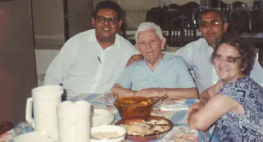 Foto colorida de um almoço com o Rev. Willes Banks Leite e Dona Vitória sentados à mesa, ao lado do Evangelista Saulo e do Pastor Cleverson.